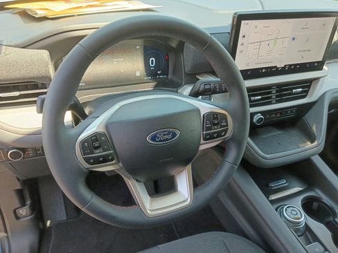 Used 2025 Ford Explorer Active RWD image 12