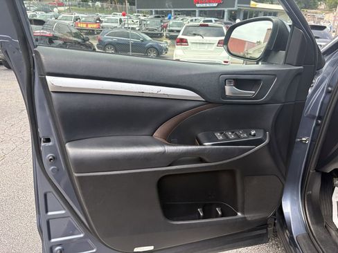 Used 2019 Toyota Highlander XLE AWD/4WD image 8