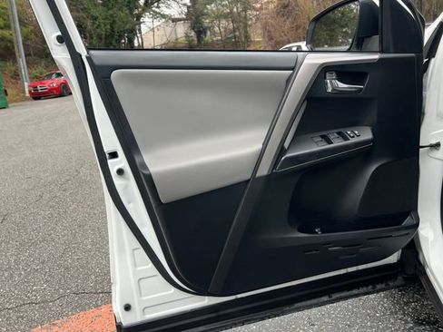 Used 2018 Toyota RAV4 XLE image 10