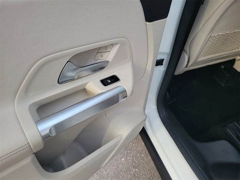 Used 2021 Mercedes-Benz GLB 250 image 12