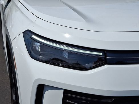 Certified 2025 Volkswagen Tiguan SE AWD/4WD image 9