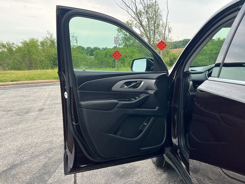Used 2020 Chevrolet Traverse LT w/ LPO, Blackout Package FWD image 10