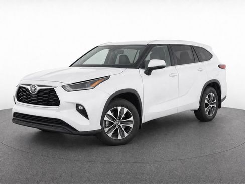 Used 2023 Toyota Highlander XLE AWD/4WD image 1