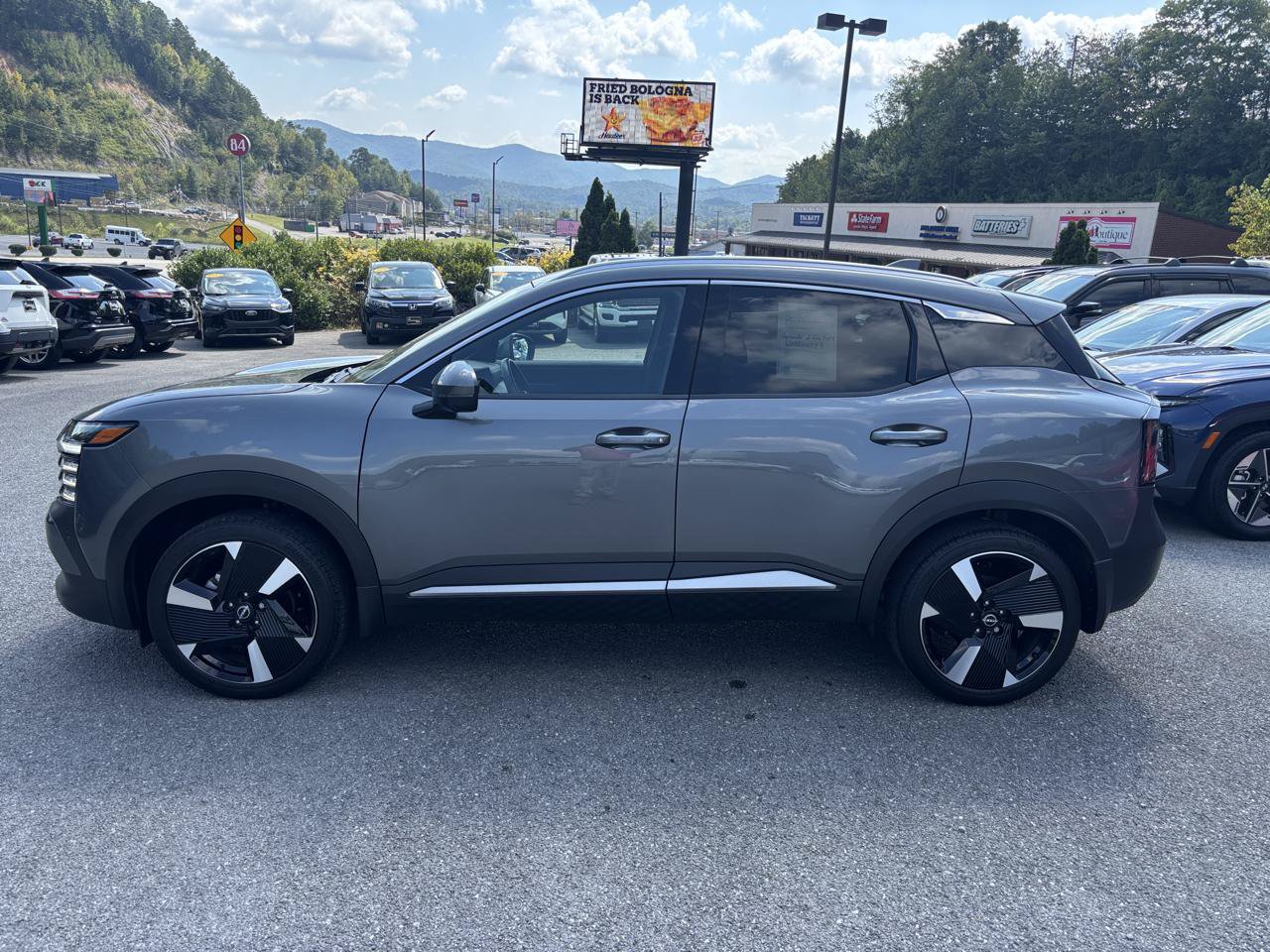 Used 2025 Nissan Kicks SR w/ SR Premium Package AWD/4WD image 2