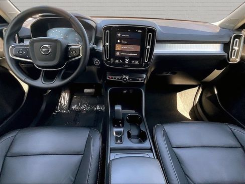 Used 2022 Volvo XC40 T5 Momentum AWD/4WD image 6