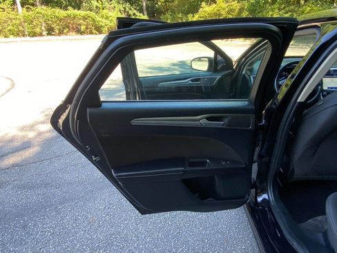 Used 2020 Ford Fusion SE FWD image 31