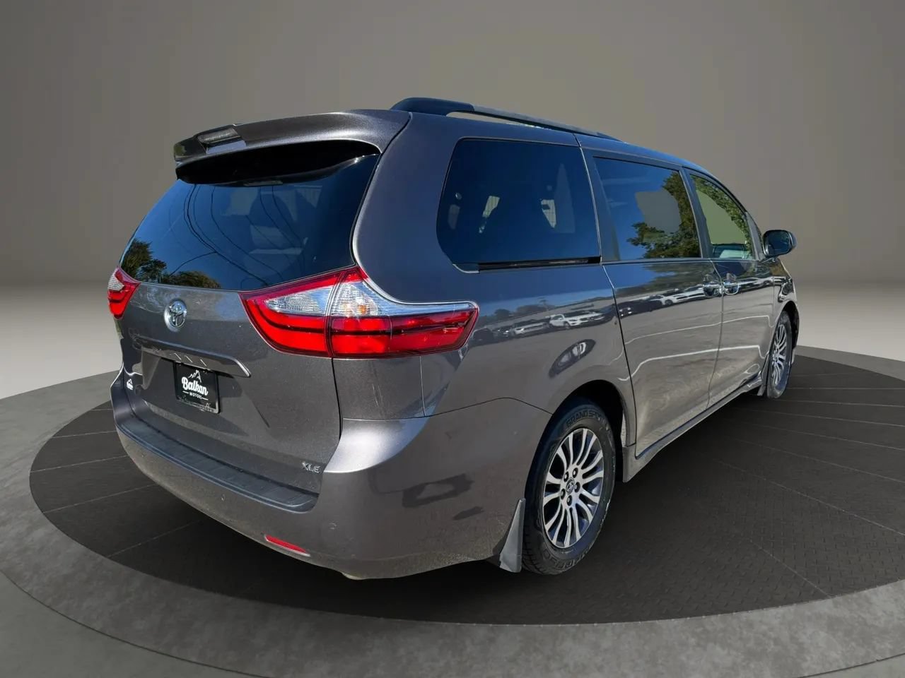 Used 2018 Toyota Sienna XLE w/ XLE Navigation Package FWD image 4