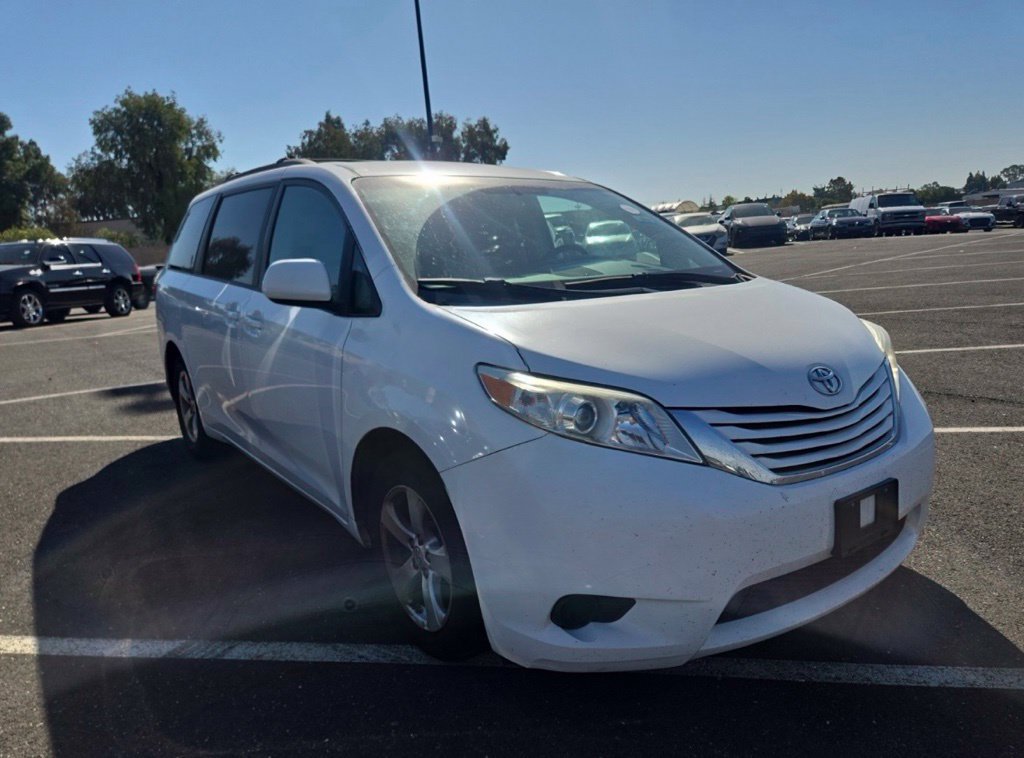 Used 2015 Toyota Sienna LE FWD image 2