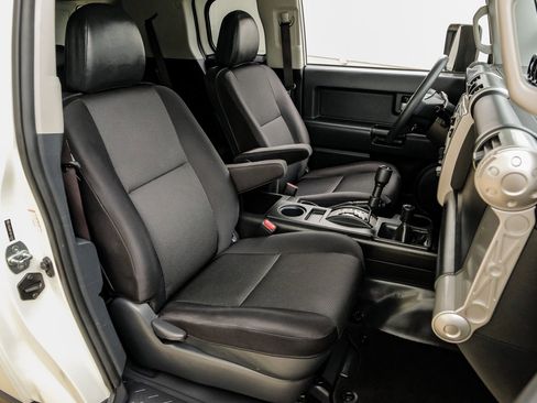 Used 2012 Toyota FJ Cruiser 4WD image 32