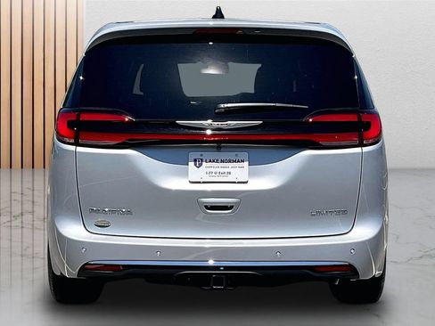 New 2026 Chrysler Pacifica Limited w/ Trailer Tow Group FWD image 8
