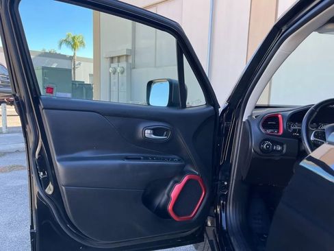 Used 2016 Jeep Renegade Trailhawk w/ Premium Trailhawk Package image 16