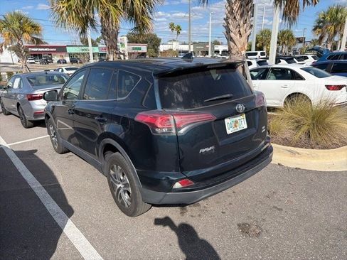 Used 2018 Toyota RAV4 LE w/ Carpet Mat Package image 10