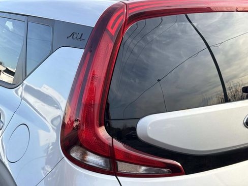 Used 2020 Kia Soul LX image 11