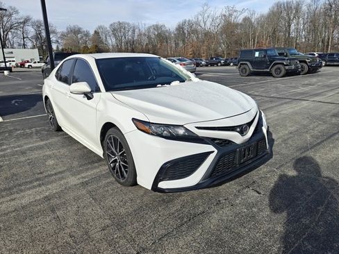 Used 2024 Toyota Camry SE image 3