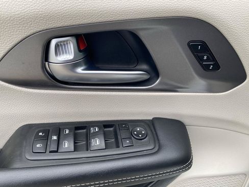 Used 2023 Chrysler Pacifica Touring-L FWD image 22