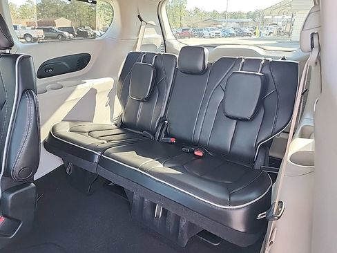 Used 2023 Chrysler Pacifica Limited image 30