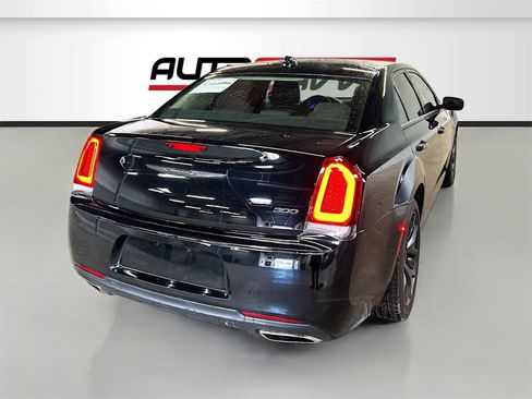Used 2023 Chrysler 300 Touring w/ Sport Appearance Package image 7