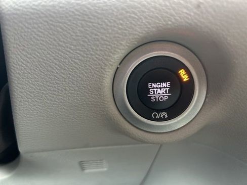 Used 2020 Chrysler Pacifica Touring FWD image 20