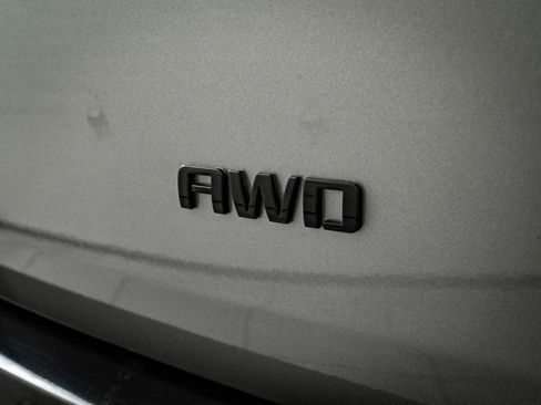 Used 2023 Chevrolet Traverse Premier image 20