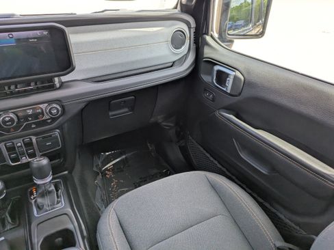 Used 2025 Jeep Wrangler Unlimited Sahara AWD/4WD image 16