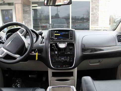 Used 2014 Chrysler Town & Country Touring image 28