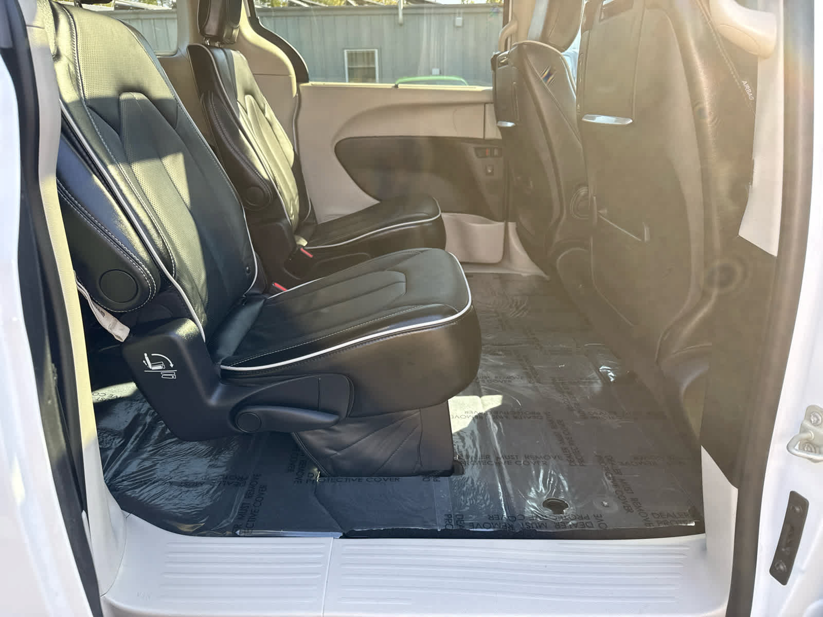Used 2024 Chrysler Pacifica Limited w/ Uconnect Theater Family Group FWD image 14
