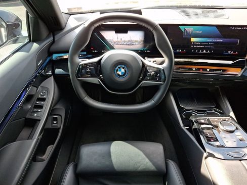 Used 2025 BMW i5 xDrive40 w/ Premium Package image 13