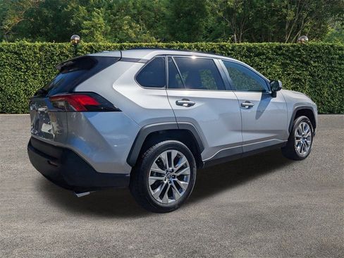 Used 2021 Toyota RAV4 XLE Premium image 4