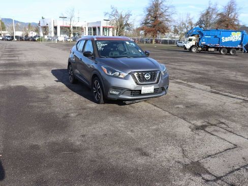 Used 2019 Nissan Kicks SR image 3