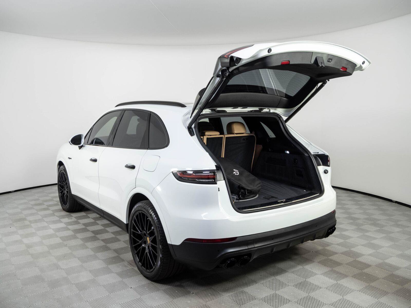 Certified 2023 Porsche Cayenne Platinum Edition AWD/4WD image 32