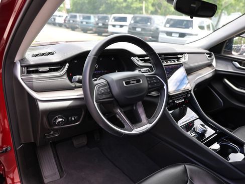 Used 2022 Jeep Grand Cherokee Limited AWD/4WD image 17