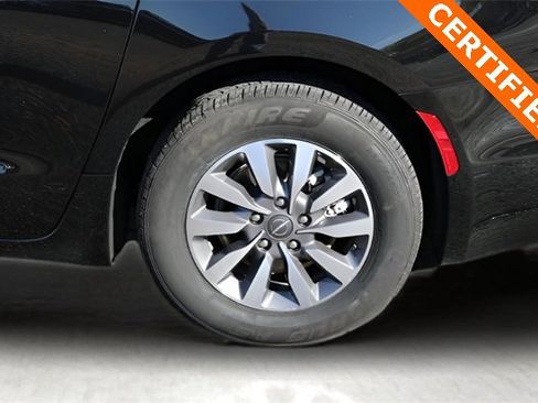 Used 2024 Chrysler Pacifica Select image 9