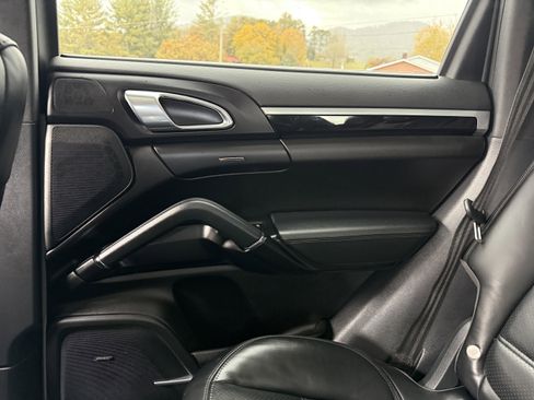 Used 2018 Porsche Cayenne S Platinum image 13