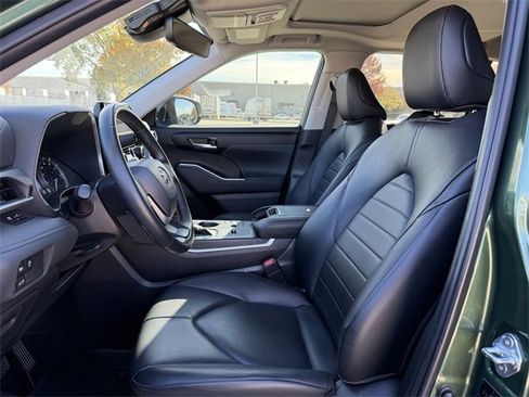 Certified 2024 Toyota Highlander XLE image 27