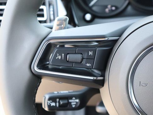 Certified 2025 Porsche Macan AWD/4WD image 28