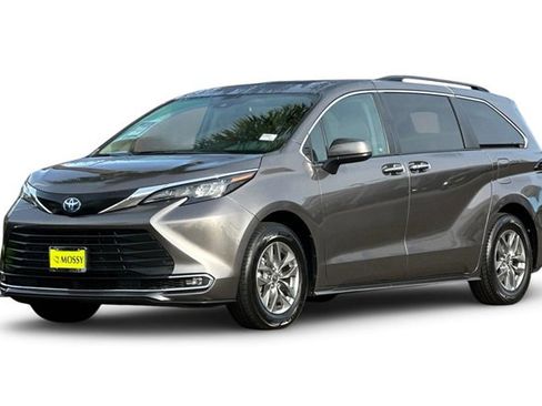 Used 2024 Toyota Sienna XLE image 2