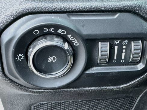 Used 2018 Jeep Wrangler Unlimited Sahara w/ Cold Weather Group AWD/4WD image 9