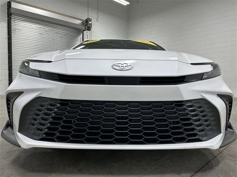 Used 2025 Toyota Camry SE image 10