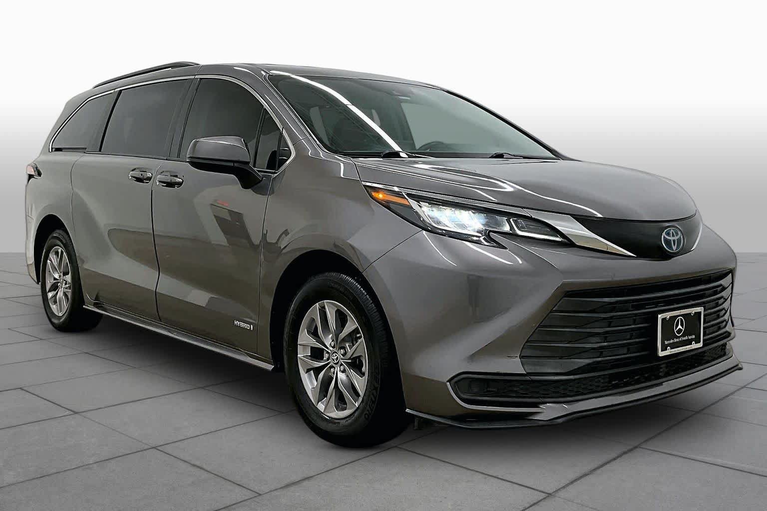 Used 2021 Toyota Sienna LE FWD image 3