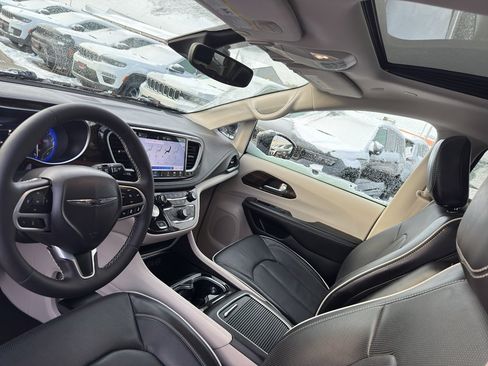 Used 2024 Chrysler Pacifica Limited image 25
