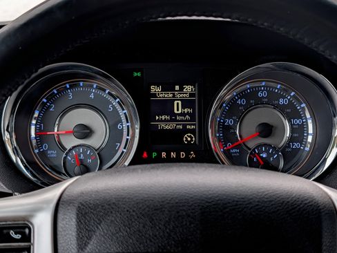 Used 2016 Chrysler Town & Country Touring image 18