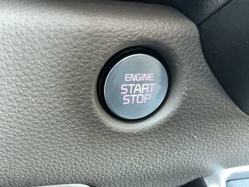 Used 2025 Kia Carnival FWD image 19