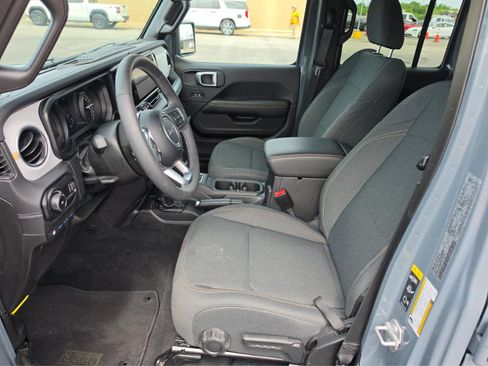 Used 2025 Jeep Wrangler Unlimited Sahara w/ Safety Group AWD/4WD image 12