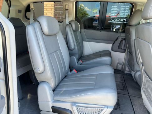 Used 2009 Chrysler Town & Country Touring FWD image 21