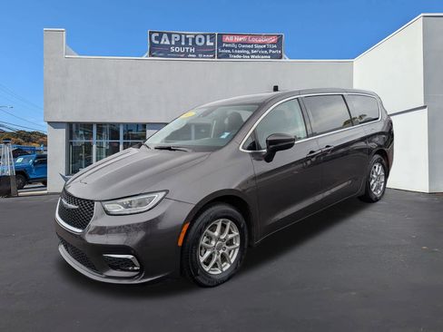 Used 2023 Chrysler Pacifica Touring-L FWD image 6