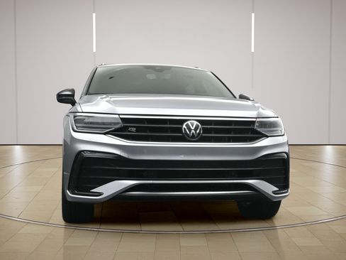 Used 2024 Volkswagen Tiguan SE R-Line FWD image 24