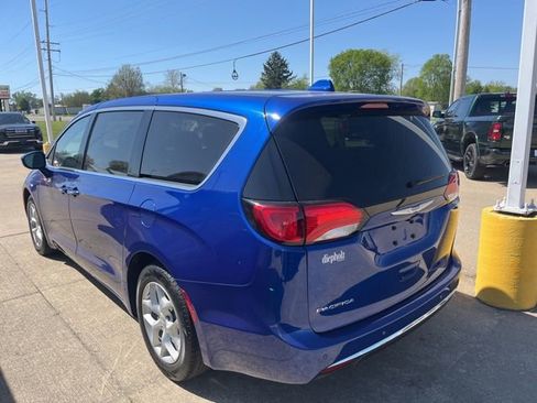Used 2018 Chrysler Pacifica Touring Plus w/ Tire & Wheel Group FWD image 7
