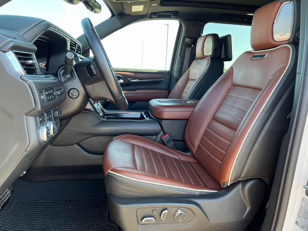 Used 2023 GMC Yukon XL Denali Ultimate AWD/4WD image 3
