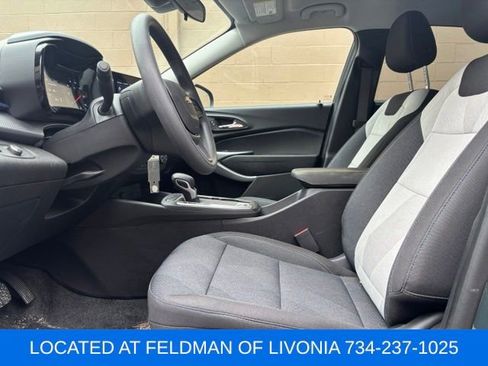 Used 2025 Chevrolet Trax LS w/ LS Convenience Package FWD image 6