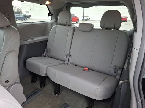 Used 2017 Toyota Sienna XLE image 14